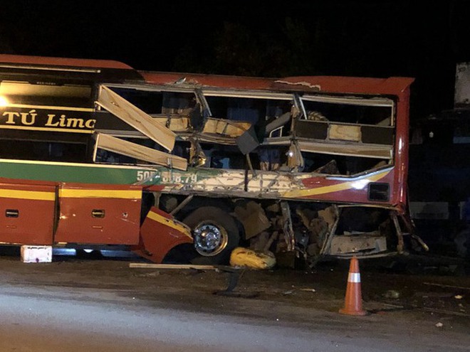 Quảng Ngãi: Xe khách va chạm với xe tải, 5 người bị thương nặng - Ảnh 3.