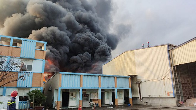 Cháy lớn kèm tiếng nổ tại một công ty dinh dưỡng - Ảnh 2.