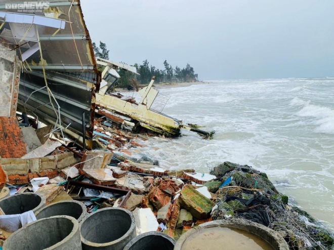 Cận cảnh sóng đánh sập nhà cửa, nuốt chửng bờ biển ở  Hội An - Ảnh 2.