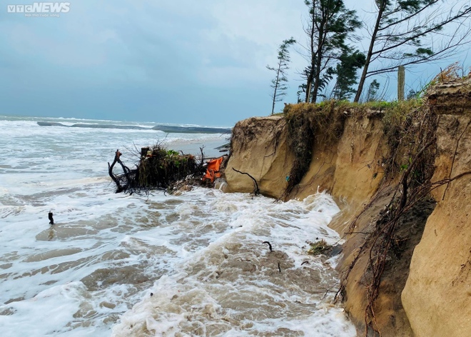 Cận cảnh sóng đánh sập nhà cửa, nuốt chửng bờ biển ở  Hội An - Ảnh 10.
