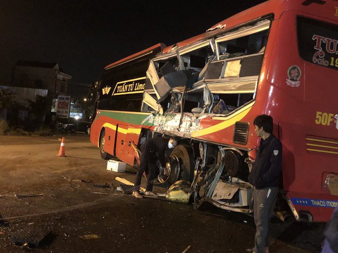 Quảng Ngãi: Xe khách va chạm với xe tải, 5 người bị thương nặng - Ảnh 2.