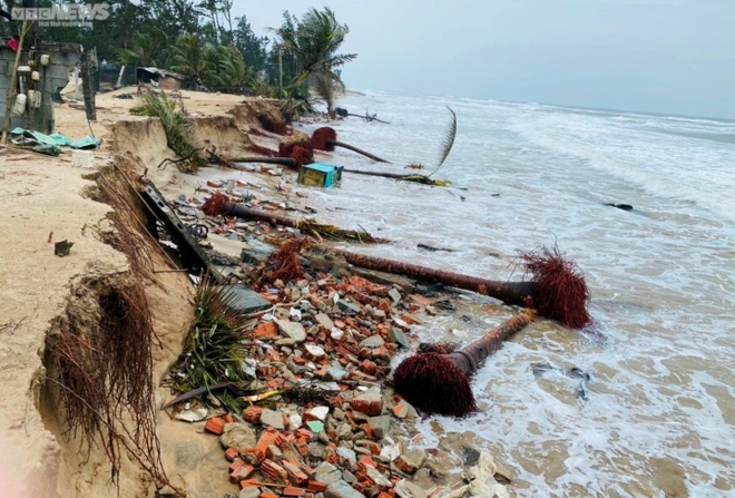 Cận cảnh sóng đánh sập nhà cửa, nuốt chửng bờ biển ở  Hội An - Ảnh 9.