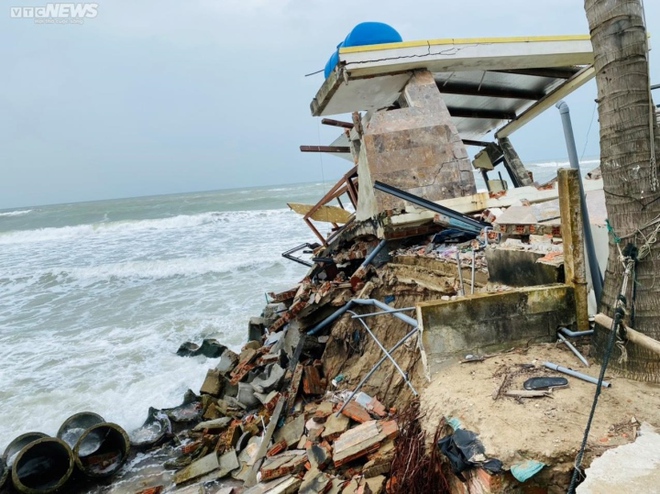 Cận cảnh sóng đánh sập nhà cửa, nuốt chửng bờ biển ở  Hội An - Ảnh 6.