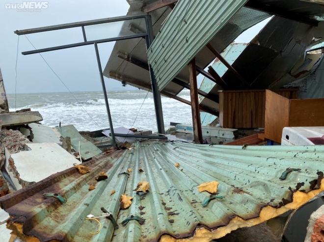Cận cảnh sóng đánh sập nhà cửa, nuốt chửng bờ biển ở  Hội An - Ảnh 5.
