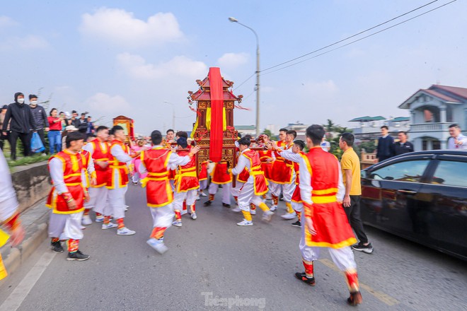 Độc đáo trinh nữ rước kiệu xoay, xin nước ở giữa sông Hồng - Ảnh 17.