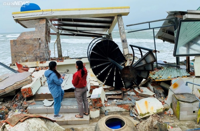 Cận cảnh sóng đánh sập nhà cửa, nuốt chửng bờ biển ở  Hội An - Ảnh 3.