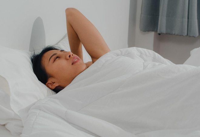 4 dấu hiệu khi ngủ cho thấy cơ thể phụ nữ đang lão hóa nhanh dù ở tuổi nào - Ảnh 4.