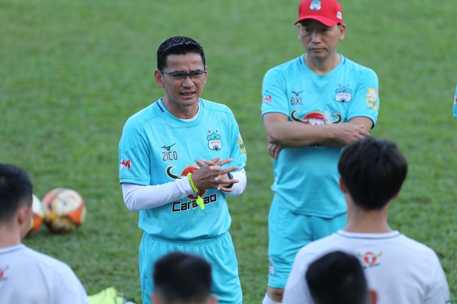 HLV Kiatisuk: Bầu Đức muốn đôn lứa cầu thủ HAGL lên đội hình U23 Việt Nam đá SEA Games tới - Ảnh 1.