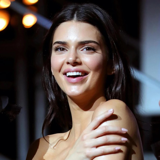 Dùng thử bút làm trắng răng 20$ của IT girl Kendall Jenner, BTV làm đẹp nhận cái kết mĩ mãn - Ảnh 1.