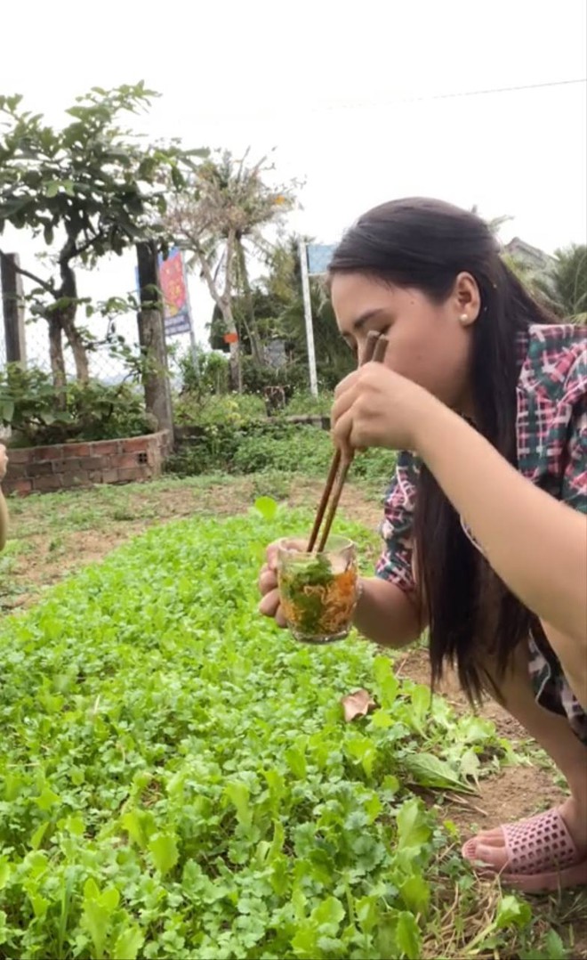 Giới trẻ Việt rần rần với trào lưu ăn mì tôm giữa vườn rau nhưng dân mạng lại lo lắng bởi 1 vấn đề - Ảnh 8.