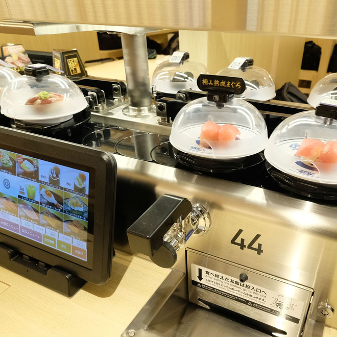 Nhà hàng sushi băng chuyền ở Nhật điêu đứng sau hành động phản cảm của thực khách, mô hình ẩm thực độc đáo có nguy cơ biến mất - Ảnh 4.
