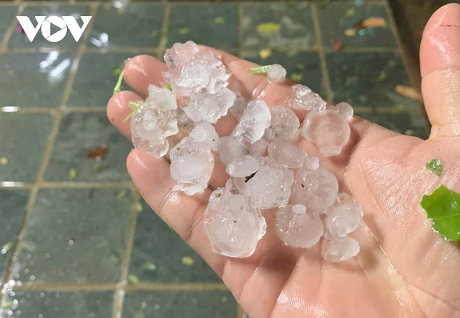 Chiều tối nay xảy ra mưa đá với mật độ dày tại thành phố Điện Biên Phủ - Ảnh 7.
