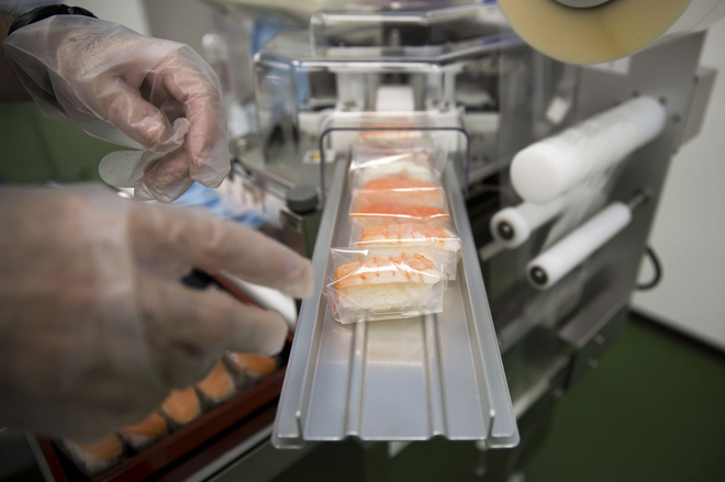 Nhà hàng sushi băng chuyền ở Nhật điêu đứng sau hành động phản cảm của thực khách, mô hình ẩm thực độc đáo có nguy cơ biến mất - Ảnh 3.