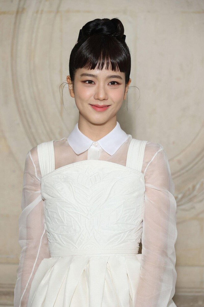 230123-jisoo-dior-s-s-2023-haute-couture-fashion-show-at-paris-documents-5-1675584574890878250507.jpeg