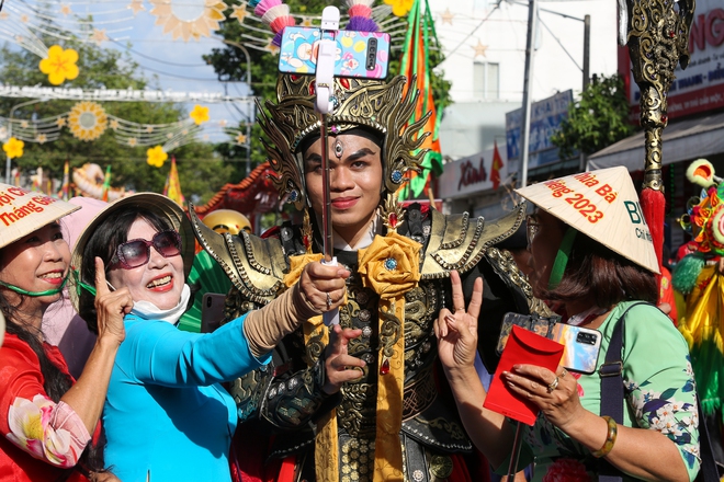 Cận cảnh rước kiệu Bà ở Bình Dương: Hàng nghìn người đổ ra đường, chắp tay vái lạy - Ảnh 13.