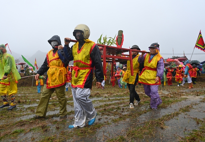 Đội mưa dự Lễ hội mặt nhọ ở Lạng Sơn - Ảnh 9.