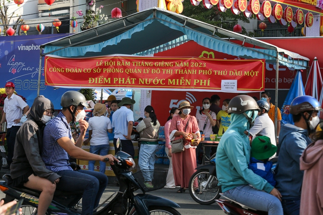 Bình Dương quá dễ thương: Thứ gì cũng được miễn phí tại Lễ hội chùa Bà, du khách ấm lòng - Ảnh 9.