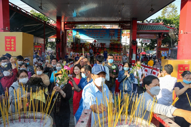 Hàng nghìn du khách thập phương viếng chùa Bà ở Bình Dương ngày Rằm tháng Giêng - Ảnh 6.