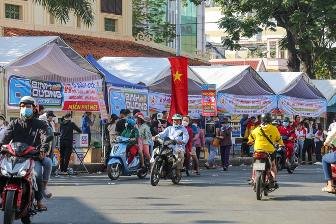 Bình Dương quá dễ thương: Thứ gì cũng được miễn phí tại Lễ hội chùa Bà, du khách ấm lòng - Ảnh 8.