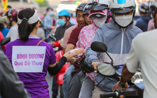 Bình Dương quá dễ thương: Thứ gì cũng được miễn phí tại Lễ hội chùa Bà, du khách ấm lòng - Ảnh 7.