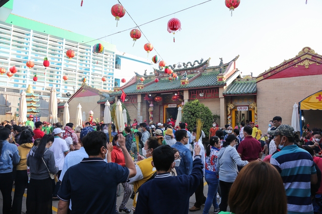 Hàng nghìn du khách thập phương viếng chùa Bà ở Bình Dương ngày Rằm tháng Giêng - Ảnh 4.
