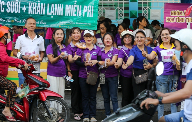 Bình Dương quá dễ thương: Thứ gì cũng được miễn phí tại Lễ hội chùa Bà, du khách ấm lòng - Ảnh 5.