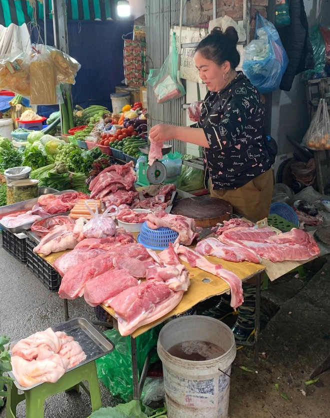 Nhộn nhịp thị trường thực phẩm ngày Rằm tháng Giêng: Nhu cầu mua sắm tăng cao, giá vẫn bình ổn - Ảnh 2.