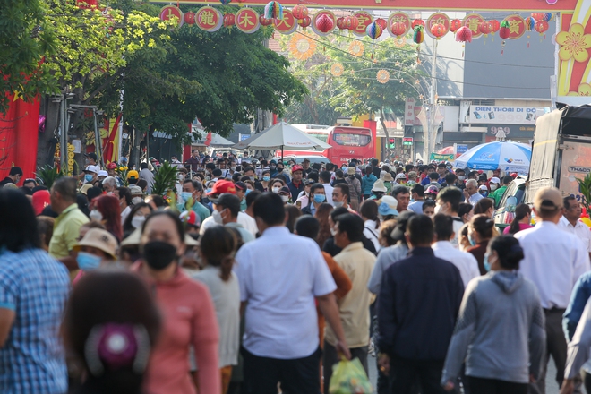 Hàng nghìn du khách thập phương viếng chùa Bà ở Bình Dương ngày Rằm tháng Giêng - Ảnh 1.