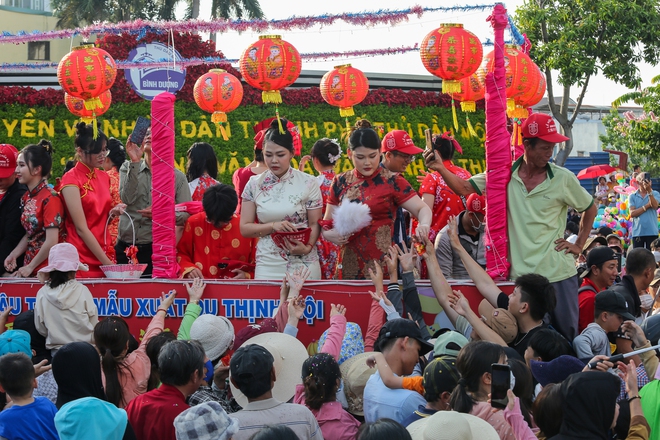 Cận cảnh rước kiệu Bà ở Bình Dương: Hàng nghìn người đổ ra đường, chắp tay vái lạy - Ảnh 12.