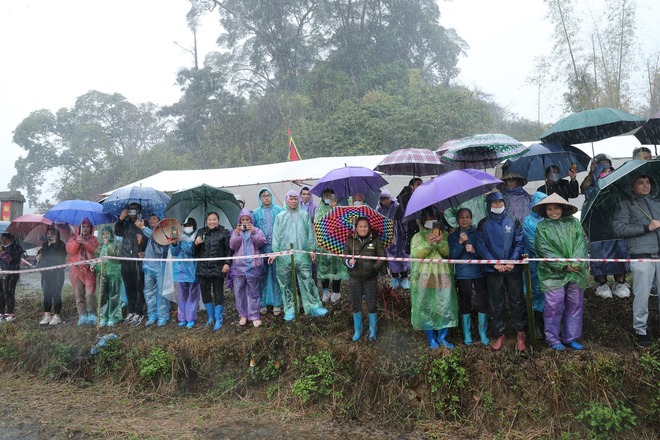 Đội mưa dự Lễ hội mặt nhọ ở Lạng Sơn - Ảnh 8.