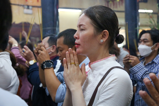 Hàng nghìn du khách thập phương viếng chùa Bà ở Bình Dương ngày Rằm tháng Giêng - Ảnh 12.