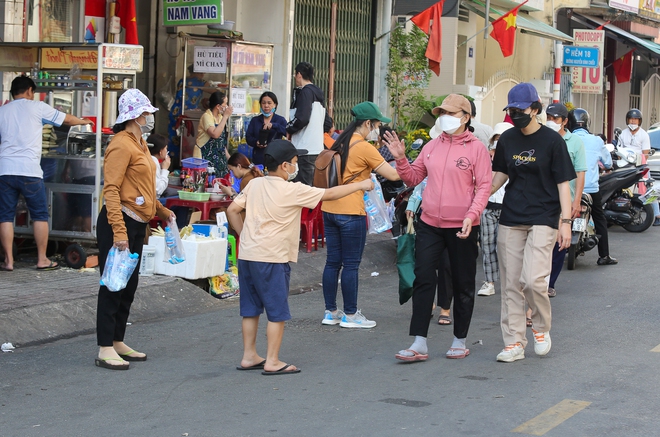 Bình Dương quá dễ thương: Thứ gì cũng được miễn phí tại Lễ hội chùa Bà, du khách ấm lòng - Ảnh 14.