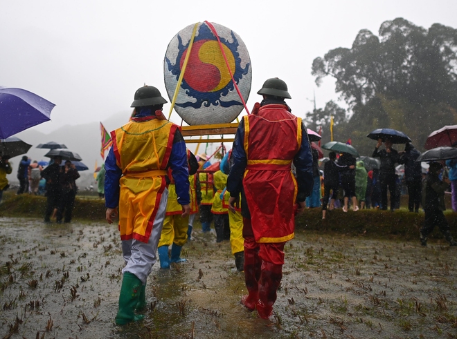 Đội mưa dự Lễ hội mặt nhọ ở Lạng Sơn - Ảnh 4.