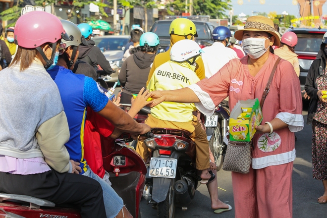 Bình Dương quá dễ thương: Thứ gì cũng được miễn phí tại Lễ hội chùa Bà, du khách ấm lòng - Ảnh 12.