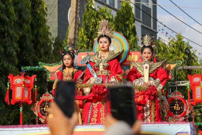 Cận cảnh rước kiệu Bà ở Bình Dương: Hàng nghìn người đổ ra đường, chắp tay vái lạy - Ảnh 7.