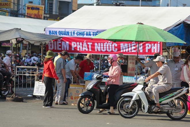 Bình Dương quá dễ thương: Thứ gì cũng được miễn phí tại Lễ hội chùa Bà, du khách ấm lòng - Ảnh 11.