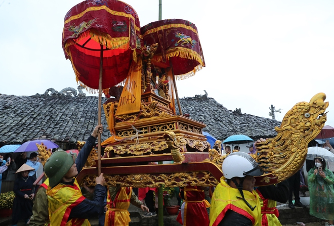 Đội mưa dự Lễ hội mặt nhọ ở Lạng Sơn - Ảnh 2.