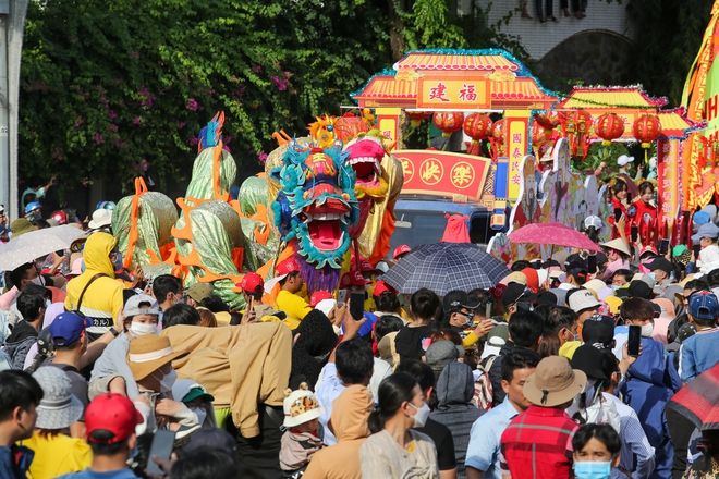 Cận cảnh rước kiệu Bà ở Bình Dương: Hàng nghìn người đổ ra đường, chắp tay vái lạy - Ảnh 5.