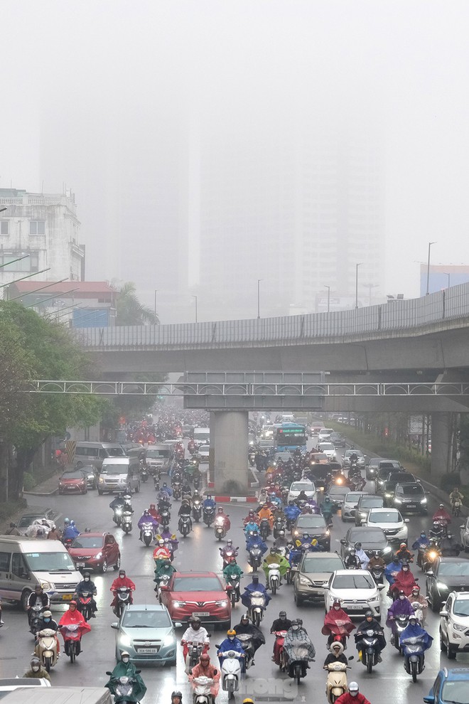 Người Hà Nội chôn chân trong mưa phùn gió bấc đến công sở ngày đầu tuần - Ảnh 13.