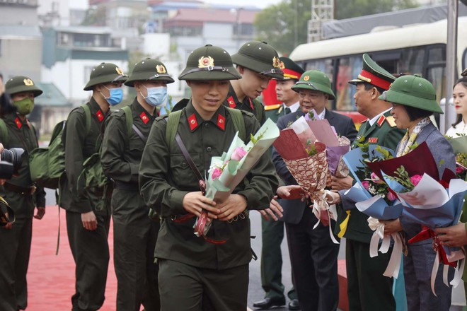 Xúc động hình ảnh tân binh ôm và cho con ăn trước giờ lên đường tòng quân - Ảnh 2.