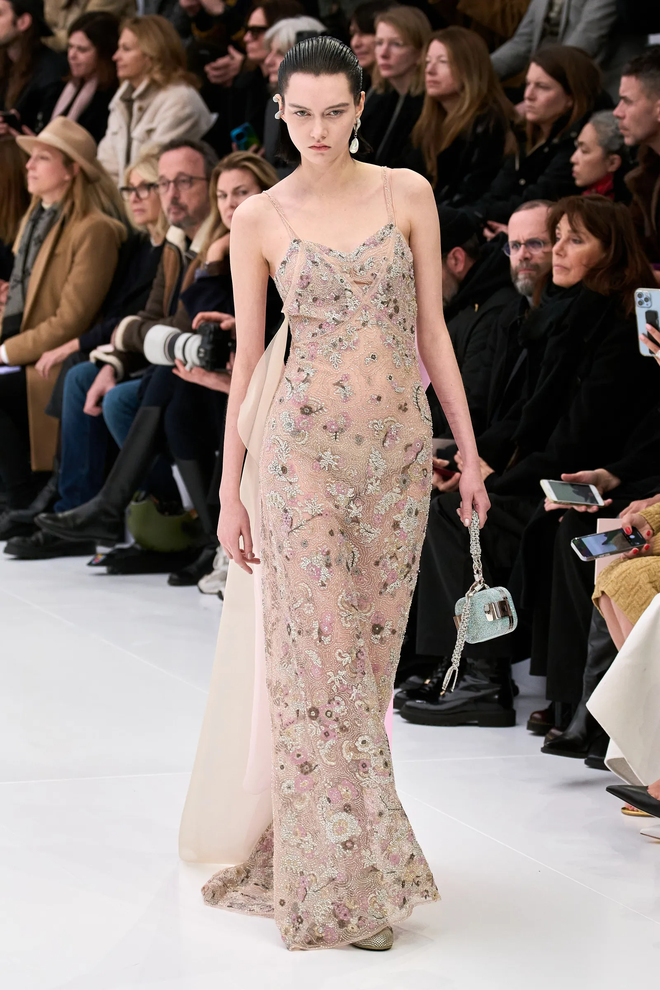 7 bộ sưu tập b&ugrave;ng nổ về thị gi&aacute;c tại Haute Couture Fashion Week - Ảnh 45.