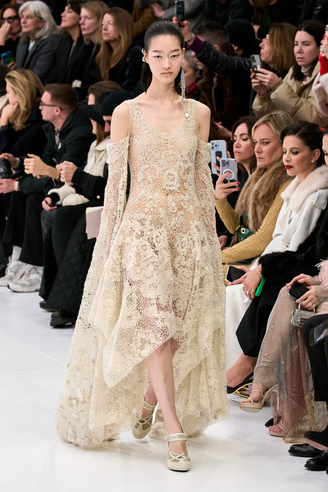 7 bộ sưu tập b&ugrave;ng nổ về thị gi&aacute;c tại Haute Couture Fashion Week - Ảnh 43.