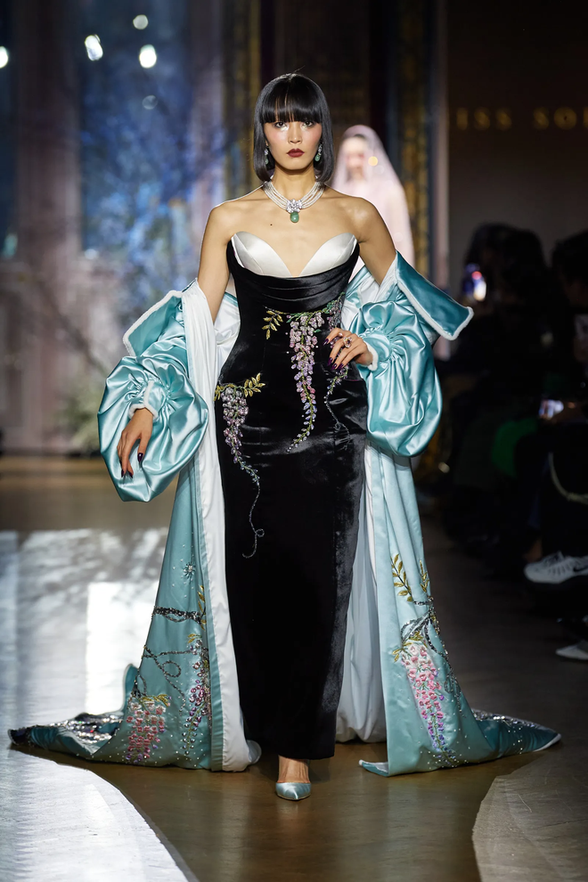 7 bộ sưu tập b&ugrave;ng nổ về thị gi&aacute;c tại Haute Couture Fashion Week - Ảnh 60.