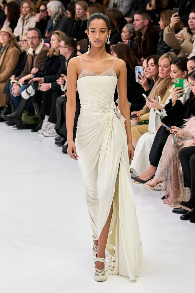 7 bộ sưu tập b&ugrave;ng nổ về thị gi&aacute;c tại Haute Couture Fashion Week - Ảnh 42.