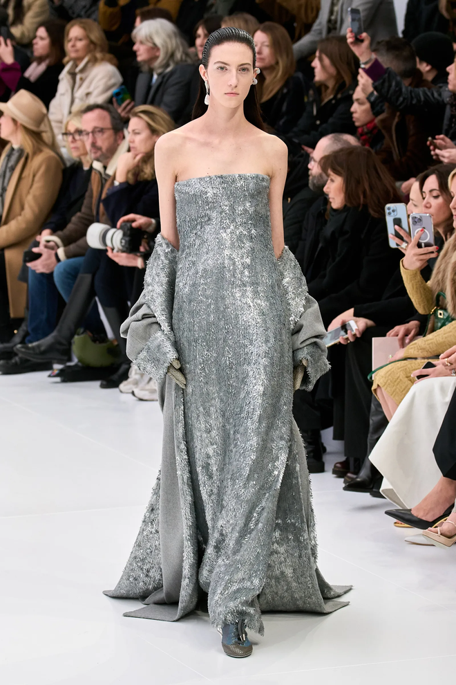 7 bộ sưu tập b&ugrave;ng nổ về thị gi&aacute;c tại Haute Couture Fashion Week - Ảnh 41.