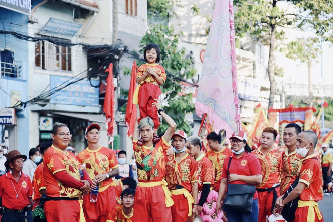 Chùm ảnh: Hàng ngàn người dân ở TP.HCM xuống phố xem Bát Tiên khiến các tuyến đường kẹt cứng - Ảnh 2.