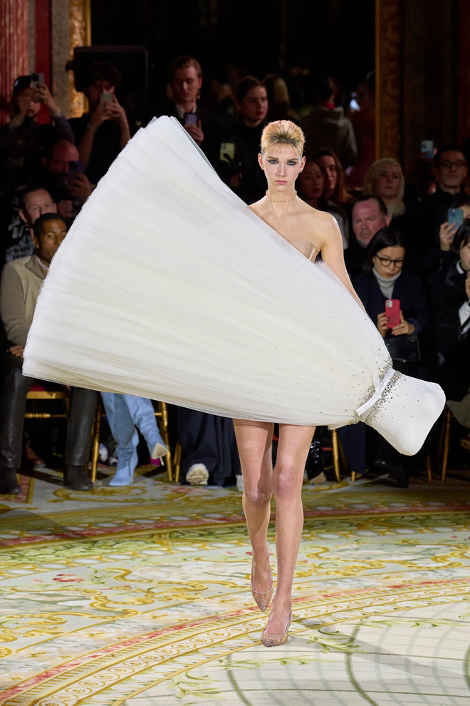 7 bộ sưu tập b&ugrave;ng nổ về thị gi&aacute;c tại Haute Couture Fashion Week - Ảnh 37.