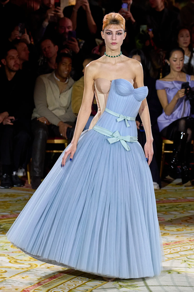 7 bộ sưu tập b&ugrave;ng nổ về thị gi&aacute;c tại Haute Couture Fashion Week - Ảnh 36.