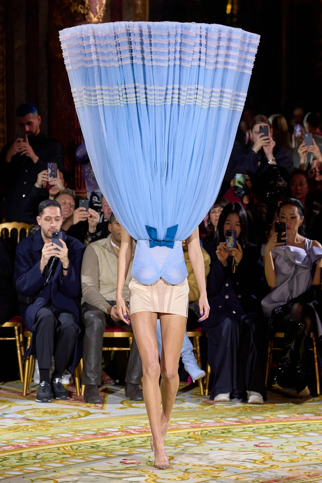 7 bộ sưu tập b&ugrave;ng nổ về thị gi&aacute;c tại Haute Couture Fashion Week - Ảnh 35.