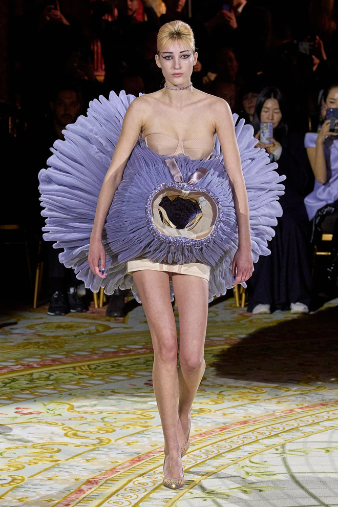 7 bộ sưu tập b&ugrave;ng nổ về thị gi&aacute;c tại Haute Couture Fashion Week - Ảnh 34.